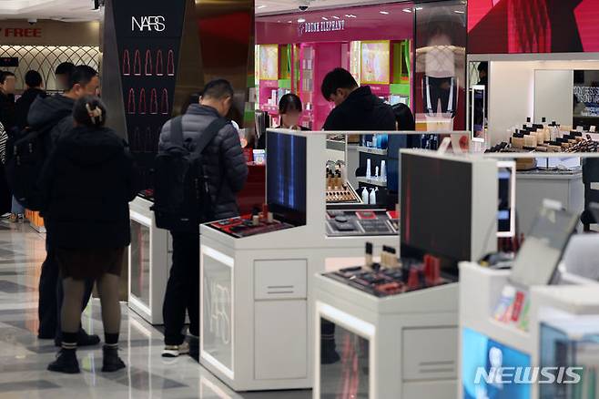 [서울=뉴시스] 고승민 기자 = 서울의 한 면세점의 화장품 코너를 찾은 외국인 관광객 모습. 2024.03.05. kkssmm99@newsis.com