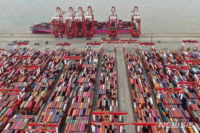 [서울=뉴시스] ﻿﻿미국과 중국이 무역협상을 통해 상호 고율관세를 대폭 인하하기로 합의한 이후, 미중간 무역이 회복 조짐이 나타나는 것으로 전해졌다.사진은 상하이 양샨 컨테이너부두 모습. 2025.05.15