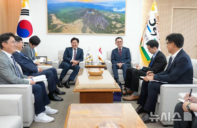 [제주=뉴시스] 오영훈 제주지사가 15일 이임을 앞둔 에릭 테오(Eric Teo) 주한 싱가포르 대사를 집무실에서 만나 양 지역 간 협력 성과를 되돌아보고 향후 협력 확대 방안을 논의하고 있다. (사진=제주도 제공) 2025.05.15. photo@newsis.com *재판매 및 DB 금지