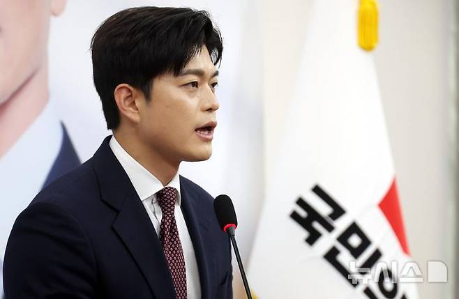 [서울=뉴시스] 조성봉 기자= 김용태 국민의힘 비상대책위원장이 15일 오후 서울 여의도 국회에서 열린 취임 기자간담회에서 발언을 하고 있다. 2025.05.15. suncho21@newsis.com