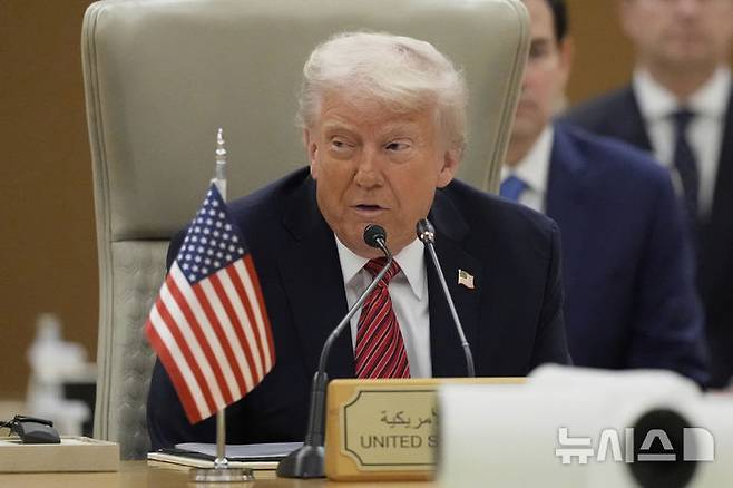 [리야드=AP/뉴시스] 도널드 트럼프 미국 대통령이 14일(현지 시간) 사우디아라비아 리야드에서 열린 걸프협력회의 정상회의에 참석해 발언하고 있다. 트럼프 대통령이 남아공에서 열리는 G20 정상회의를 보이콧하면서, 백악관이 전 부처에 관련 업무를 모두 중단하라고 명령한 것으로 알려졌다. 2025.05.15.