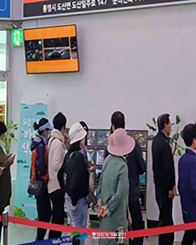 [통영=뉴시스] 신정철 기자= 통영관광개발공사는 제13회 바다식목일을 맞아 해양 생태계 보전의 중요성을 알리고 환경 감수성을 높이기 위한 ‘해양생물 수중 사진전’을 개최하고 있다고 15일 밝혔다. 사진은 지난 10일부터 오는 18일까지 통영케이블카 하부역사에서 비영리 스쿠버 단체 NAPD 소속 수중 전문가들이 전 세계 해역에서 직접 촬영한 해양생물 사진 24점을 관람하는 모습.(사진=통영관광개발공사 제공).2025.05.15. photo@newsis.com *재판매 및 DB 금지