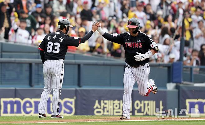 [서울=뉴시스] 김선웅 기자 = 지난 6일 서울 송파구 잠실야구장에서 열린 2025 프로야구 LG 트윈스 vs 두산 베어스의 경기, 2회초 무사 주자없는 상황 LG 5번타자 박동원이 좌월 솔로 홈런을 때린 뒤 그라운드를 돌고 있다. 2025.05.06. mangusta@newsis.com