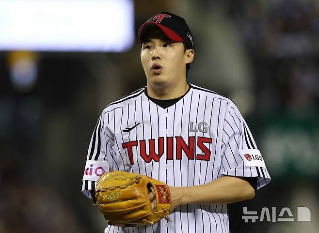 [서울=뉴시스] 고범준 기자 = 지난달 16일 서울 송파구 잠실야구장에서 열린 2025 KBO리그 삼성 라이온즈와 LG 트윈스의 경기, 6회초를 마친 LG 선발 임찬규가 덕아웃을 향하고 있다. 2025.04.16. bjko@newsis.com