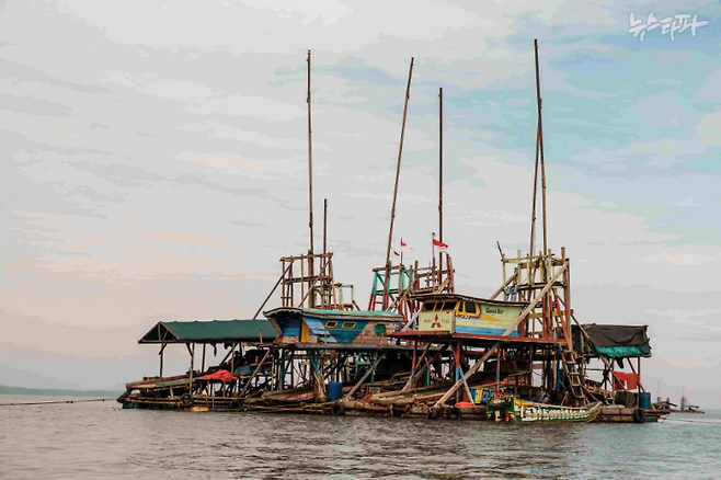 ▲전통적인 채굴 방식으로 꼽히는 ‘목재 뜬다리’는 해저에서 주석이 함유된 모래 뻘을 빨아올린다. (출처: 샤브리나, 게코프로젝트)