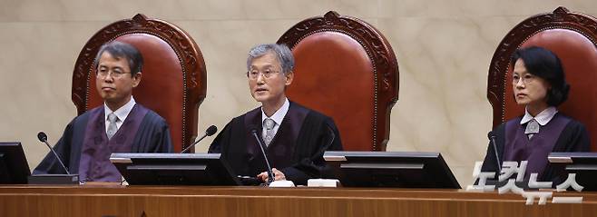 조희대 대법원장을 비롯한 대법관들이 1일 서울 서초구 대법원에서 이재명 더불어민주당 대선 후보의 공직선거법 위반 사건과 관련한 전원합의체 선고를 위해 대심판정에 착석해 있다. 사진공동취재단