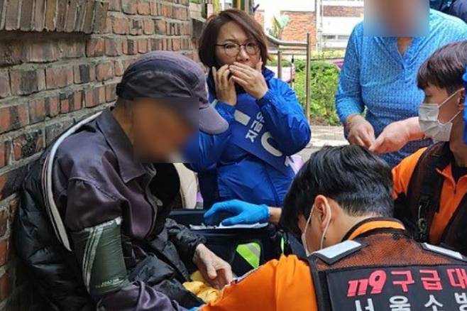 노연우 구의원(가운데)이 쓰러진 어르신을 걱정스럽게 바라보고 있다. 서정배 동대문구 의용소장대장 제공