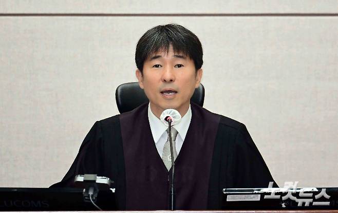 지귀연 부장판사가 21일 오전 서울 서초구 서울중앙지법 417호 법정에서 열린 윤석열 전 대통령의 내란 우두머리 혐의 재판을 하기 전 언론 공개에 대한 발언을 하고 있다. 사진공동취재단