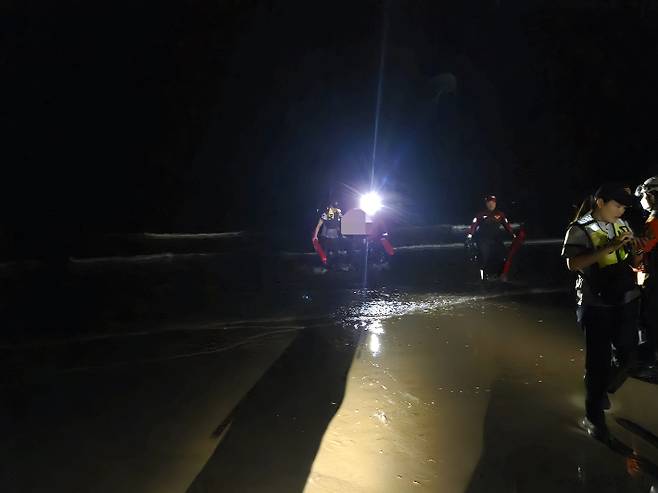 15일 전북 부안해양경찰서에 따르면 해경은 지난 14일 오후 9시 24분쯤 전북 부안군 격포 해수욕장 인근 채석강 앞 해상에 입수한 A(40대)씨를 구조했다. 전북 부안해양경찰서 제공