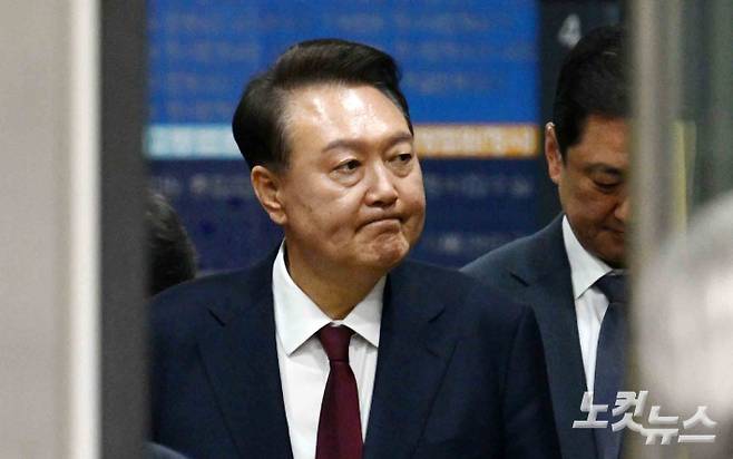 12·3 비상계엄 사태와 관련해 내란 우두머리 혐의 등으로 기소된 윤석열 전 대통령이 지난 12일 서울 서초구 서울중앙지방법원에서 열린 3차 공판을 마친 뒤 법원을 나서고 있다. 사진공동취재단