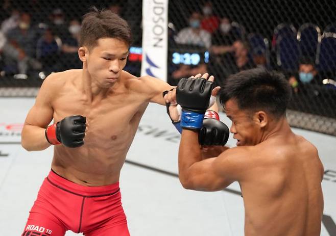 박현성(사진 왼쪽)의 경기 장면. UFC 제공