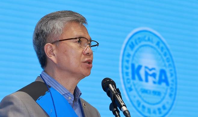 김택우 대한의사협회 회장이 지난 13일 서울 용산구 의협회관에서 열린 전국의사대표자대회에서 대회사하고 있다. 연합뉴스