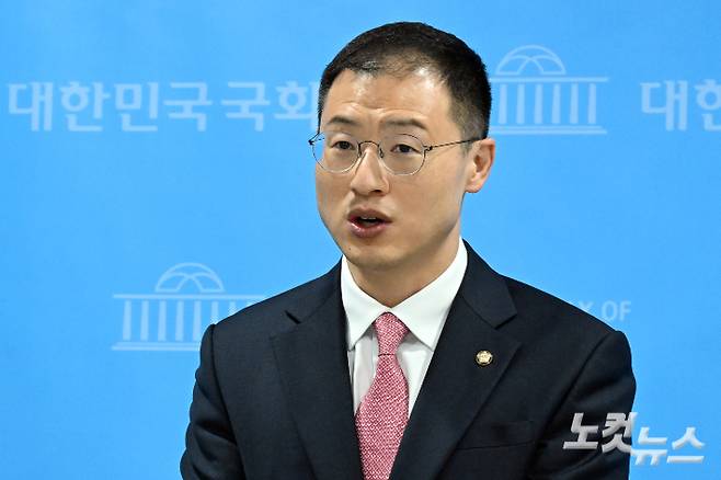 국민의힘을 탈당한 김상욱 무소속 의원이 15일 서울 여의도 국회 소통관에서 이재명 더불어민주당 대선후보 지지를 선언하는 기자회견을 하고 취재진의 질문을 받고 있다. 윤창원 기자