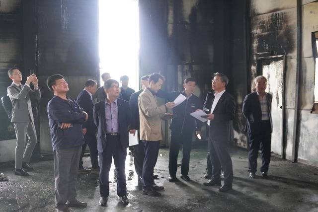 박서홍 농협경제지주 농업경제대표(오른쪽 두번째부터), 조상길 NH농협 전남 장성군지부장, 정병철 진원농협 조합장이 화재현장을 둘러보며 대책을 논의하고 있다.