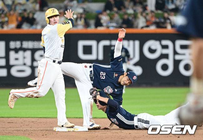 [OSEN=대전, 김성락 기자] 14일 대전 한화생명볼파크에서 ‘2025 신한 SOL Bank KBO리그’ 한화 이글스와 두산 베어스의 경기가 열렸다.이날 한화는 문동주, 두산은 잭로그를 선발로 내세웠다.4회말 1사 1루 한화 노시환의 유격수 땅볼 때 두산 유격수 오명진이 1루주자 문현빈을 포스아웃 시키고 있다. 2025.05.14 / ksl0919@osen.co.kr