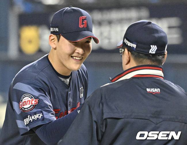 [OSEN=잠실, 조은정 기자]프로야구 롯데 자이언츠가 드디어 연패를 끊었다. 8연패에서 멈추고 승리를 거뒀다.&nbsp;롯데는 18일 서울 잠실구장에서 열린 2024 KBO리그 LG와 경기에서 9-2로 승리했다. 7회 LG의 연이은 실책을 발판으로&nbsp;6득점 빅이닝으로 승기를 잡았다.&nbsp;롯데 최준용이 김태형 감독과 승리를 기뻐하고 있다. 2024.04.18 /cej@osen.co.kr