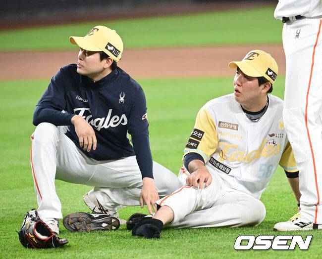 [OSEN=대전, 김성락 기자] 13일 대전 한화생명볼파크에서 ‘2025 신한 SOL Bank KBO리그’ 한화 이글스와 두산 베어스의 경기가 열렸다.이날 한화는 류현진, 두산은 최원준을 선발로 내세웠다.7회초 2사 두산 김인태의 내야안타 때 1루 베이스 커버 온 한화 투수 박상원이 김인태의 발에 발목을 밟힌 뒤 고통을 호소하고 있다. 2025.05.13 / ksl0919@osen.co.kr