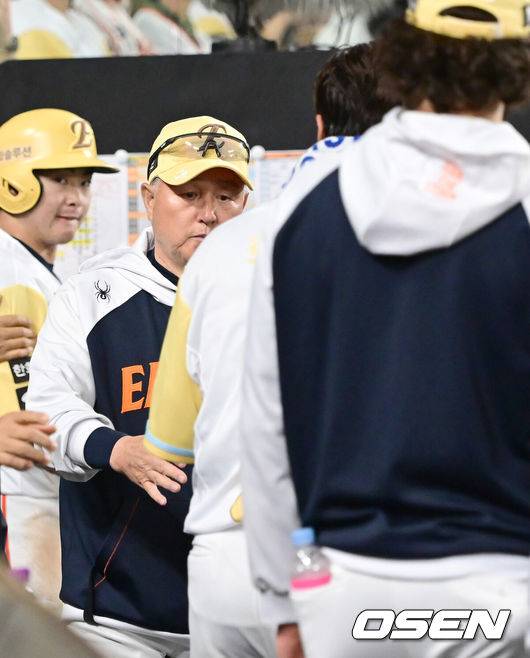[OSEN=대전, 김성락 기자] 13일 대전 한화생명볼파크에서 ‘2025 신한 SOL Bank KBO리그’ 한화 이글스와 두산 베어스의 경기가 열렸다.이날 한화는 류현진, 두산은 최원준을 선발로 내세웠다.6회초 종료 후 한화 김경문 감독이 류현진과 이야기를 나누고 있다. 2025.05.13 / ksl0919@osen.co.kr