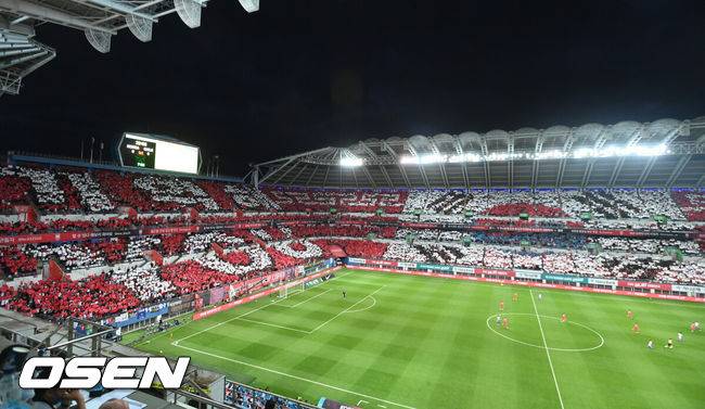 [OSEN=대전,박준형 기자] 6일 오후 대전 유성구 노은동 대전월드컵경기장에서 대한민국과 칠레의 평가전이 진행됐다.칠레는 월드컵 남미 지역예선을 통과하지 못했지만 이번 경기는 월드컵 조별리그 첫 상대인 우루과이를 겨냥한 모의고사인 만큼 남미 국가 상대 하기 위함이다.전반 유상철 추모 카드섹션이 펼쳐지고 있다. 2022.06.06 / soul1014@osen.co.kr