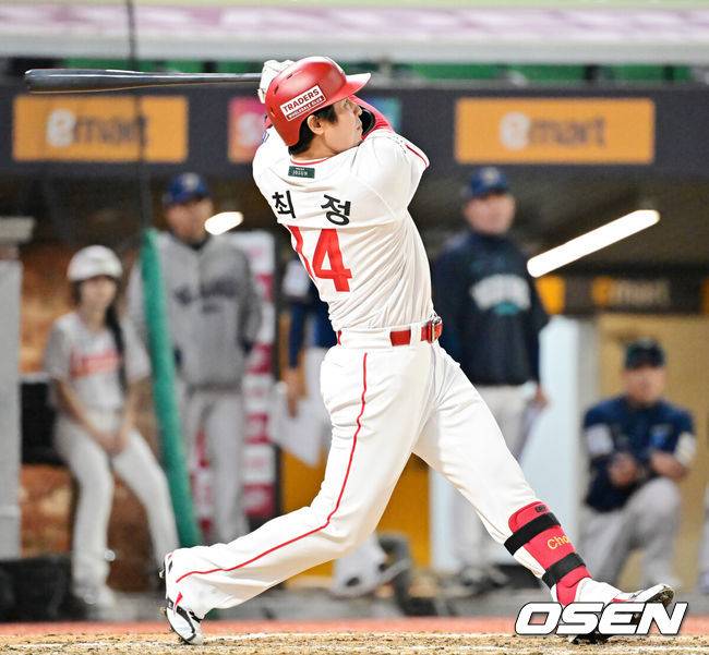 [OSEN=인천, 민경훈 기자] 14일 오후 인천 SSG랜더스필드에서 ‘2025 신한 SOL Bank KBO리그’ SSG 랜더스와 NC 다이노스의 경기가 열렸다.SSG는 송영진을, NC는 목지훈을 선발로 내세웠다.8회말 2사 주자 1루 SSG 최정이 좌월 투런 홈런을 때리고 있다. 2025.05.14 / rumi@osen.co.kr