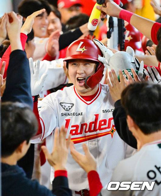 [OSEN=인천, 민경훈 기자] 15일 오후 인천 SSG랜더스필드에서 ‘2025 신한 SOL Bank KBO리그’ SSG 랜더스와 NC 다이노스의 경기가 열렸다.SSG는 앤더슨을, NC는 신민혁을 선발로 내세웠다.6회말 1사 주자 1,2루 SSG 최정이 좌월 선취 스리런 홈런을 때린 후 덕아웃에서 동료들과 기쁨을 나누고 있다. 2025.05.15 / rumi@osen.co.kr