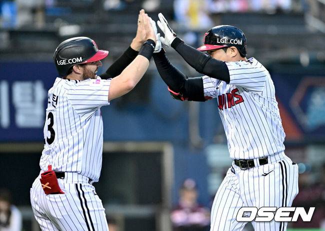 [OSEN=잠실, 최규한 기자] 15일 서울 잠실야구장에서 ‘2025 신한 SOL Bank KBO리그’ LG 트윈스와 키움 히어로즈의 경기가 열렸다.이날 홈팀 LG는 임찬규, 방문팀 키움은 하영민을 선발투수로 내세웠다.4회말 2사 1루 상황 LG 오지환이 선제 우월 투런포를 날리고 홈을 밟은 뒤 오스틴과 기뻐하고 있다. 2025.05.15 / dreamer@osen.co.kr