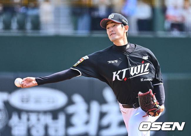 [OSEN=부산, 이석우 기자] 30일 부산 사직야구장에서 2025 신한 SOL 뱅크 KBO 리그 롯데 자이언츠와 KT 위즈의 경기가 열렸다. 홈팀 롯데는 데이비슨이 선발로 출전하고, 방문팀 KT는 고영표가 선발로 출전했다.KT 위즈 선발 투수 고영표가 역투하고 있다. 2025.03.30 / foto0307@osen.co.kr