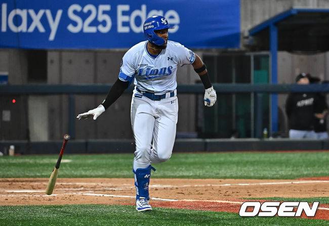 [OSEN=포항, 이석우 기자] 14일 포항야구장에서 2025 신한 SOL 뱅크 KBO 리그 삼성 라이온즈와 KT 위즈의 경기가 열렸다. 홈팀 삼성은 원태인이, 방문팀 KT는 소형준이 선발로 출전했다.삼성 라이온즈 디아즈가 4회말 중월 솔로 홈런을 치고 있다. 2025.05.14 / foto0307@osen.co.kr