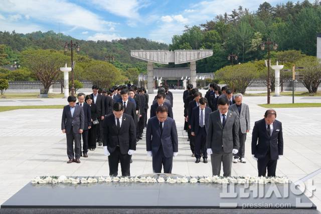 ▲오른부터 조선대 김춘성 총장, 김이수 이사장, 임채효 총학생회장과 교무위원, 학생 등 80여명이 광주 북구 운정동 국립 5·18민주묘지에서 묵념을 하고 있다ⓒ조선대