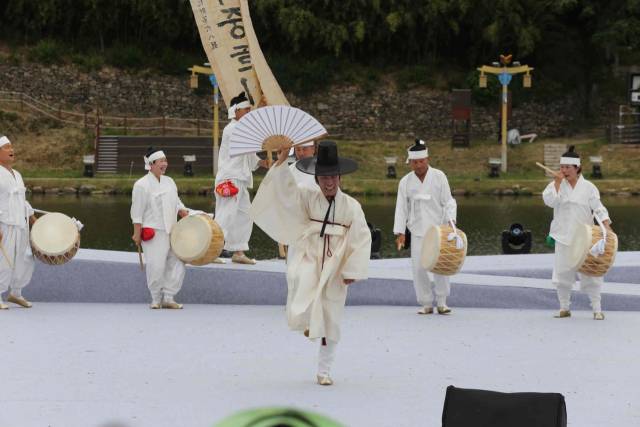 ▲밀양 백중놀이보존회 ‘오북춤’ 모습.ⓒ밀양시