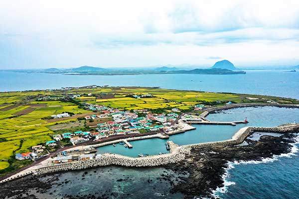 하동방파제와 가파항. 가파리 주택 대부분이 이 주변에 있다.