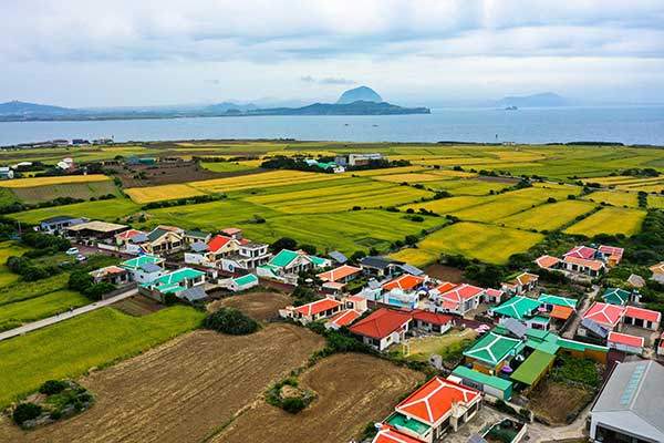 컬러풀한 가파리의 지붕. 멀리 제주 본섬의 송악산과 산방산이 겹쳐진 풍광이 신비롭다.