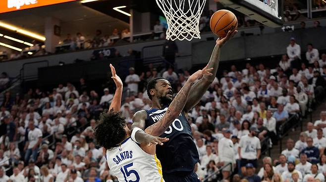 줄리어스 랜들(오른쪽)의 슛