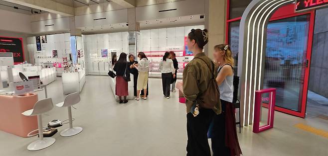 와이레스 북촌 플래그십스토어에서 고객들이 제품을 고르고 있다. 박윤희 기자