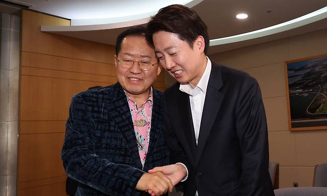 홍준표 전 대구시장이 지난 10일 인천국제공항 제1여객터미널에서 자신을 배웅하러 온 개혁신당 이준석 대선후보와 악수하고 있다. 뉴시스