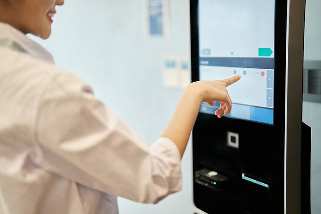 무인 키오스크에서 주문 중인 시민. 현금 없는 매장이 늘면서 카드·모바일 결제가 일상화되고 있다. 게티이미지뱅크