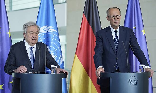 안토니우 구테흐스 유엔 사무총장(왼쪽)과 프리드리히 메르츠 신임 독일 총리가&nbsp;14일(현지시간) 베를린에서 만나 회담한 뒤 공동 기자회견을 하고 있다. AP연합뉴스