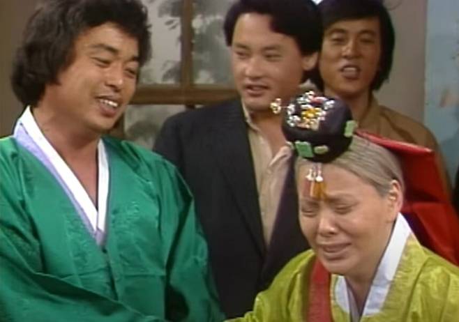 드라마 '전원일기' 속 한 장면. 왼쪽부터 배우 박은수, 유인촌 장관, 김수미. 유튜브 채널 '옛드 : MBC 옛날 드라마' 캡처