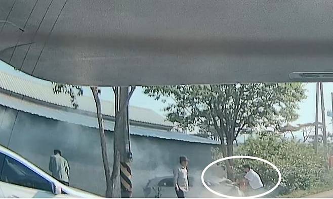 14일 오전 8시30분쯤 출근하던 정읍소방서 대응예방과 소속 한호희(원안) 소방사가 차량에 비치해 둔 소화기로 교통사고 차량을 진화하고 있다. 한 소방사 차량 블랙박스 영상 캡처