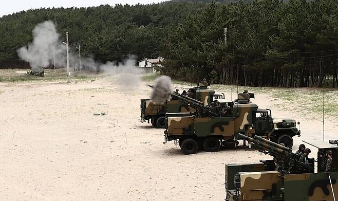 육군 50사단은 15일 포항 화진훈련장에서 지∙해∙공 합동훈련에 앞서 차륜형 자주포 사격능력 숙달을 위해 해상 고폭탄 실사격 훈련을 실시하고 있다. 육군 50보병사단 제공