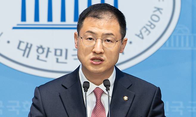 김상욱 무소속 의원이 15일 오전 서울 여의도 국회 소통관에서 기자회견을 열고 이재명 더불어민주당 대통령 후보를 공개 지지한다고 밝히고 있다. 뉴스1