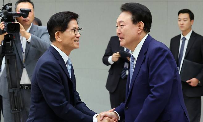 국민의힘 김문수 대선 후보(왼쪽), 윤석열 전 대통령. 대통령실통신사진기자단