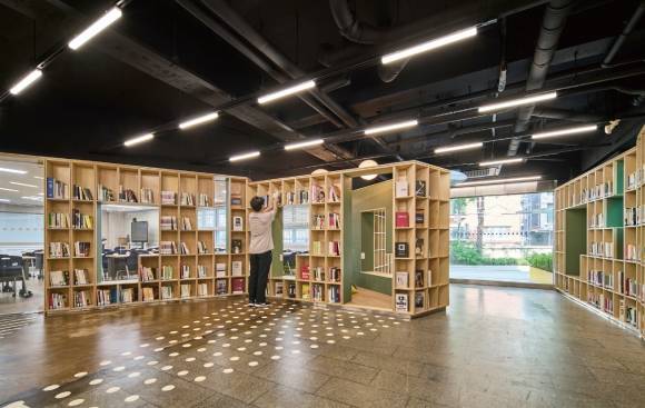 서울 강북구의 ‘학교 교육 공간 혁신 사업’을 통해 새로 조성된 성암국제무역고등학교(미아동) 내 복합 문화 공간 ‘다온’ 전경. 강북구 제공