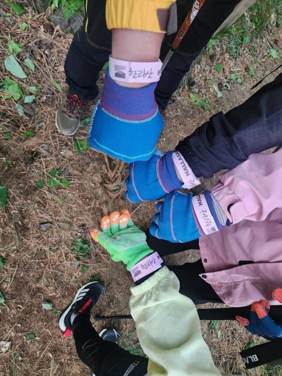 한라산 정상 탐방 예약을 하면 받는 손목밴드. 한라산국립공원관리소 제공