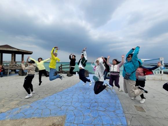 제주도와 제주관광공사는 한국관광공사 홍콩지사와 공동으로 지난 1일부터 5일까지 홍콩 초·중·고교 교장·교감단을 제주로 초청, 수학여행단 유치를 위한 팸투어를 진행했다. 제주관광공사 제공