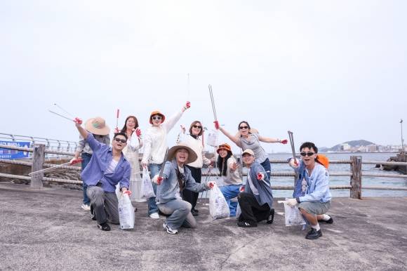 지난 8일부터 11일까지 중국 MZ세대로 구성된 ‘JJ프렌즈 2기’와 도내 일원에서 초긍정 제주 여행 캠페인을 실시했다. JJ프렌즈는 제주 여행 글로벌 서포터즈로, 현재 제주·중국·일본·베트남 MZ세대 50여 명이 활발한 홍보활동을 전개하고 있다. 제주관광공사 제공