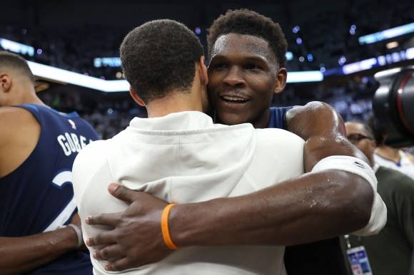 골든스테이트 워리어스 스테픈 커리가 15일(한국시간) 미국 미네소타주 미니애폴리스의 타깃 센터에서 열린 2024~25 NBA 서부 콘퍼런스 플레이오프 2라운드 5차전 미네소타 팀버울브스와의 원정경기에서 패한 뒤 앤서니 에드워즈와 포옹하고 있다. AFP 연합뉴스