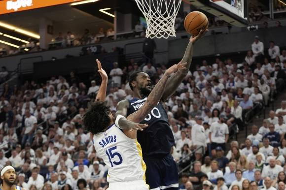 미네소타 팀버울브스 줄리어스 랜들이 15일(한국시간) 미국 미네소타주 미니애폴리스의 타깃 센터에서 열린 2024~25 NBA 서부 콘퍼런스 플레이오프 2라운드 5차전 골든스테이트와의 홈 경기에서 레이업하고 있다. AP 연합뉴스