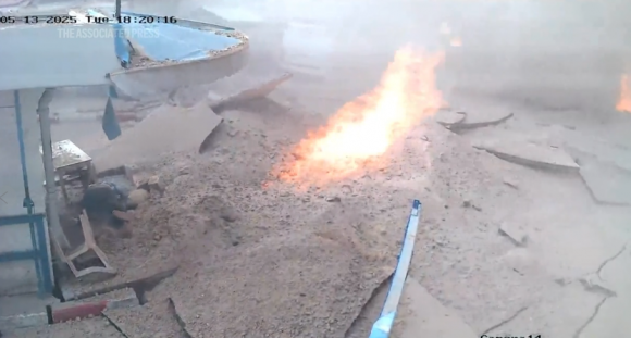 팔레스타인 현지 시간으로 13일 가자지구 칸 유니스의 한 도로에 이스라엘군이 쏜 미사일이 떨어졌다. 이날 하루동안 이스라엘군의 공습으로 사망한 가자지구 주민은 어린이 22명을 포함해 최소 70명에 달한다. AP 연합뉴스