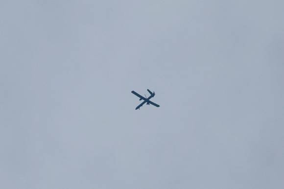 15일(현지시간) 이스라엘군이 요르단강 서안지구 투바스 인근 마을 탐문에서 팔레스타인 테러리스트 소탕 작전을 펼친 가운데, 이스라엘 공군 무인기가 하늘을 날고 있다. 전날 인근에서는 출산을 위해 분만실로 향하던 이스라엘 임산부 체엘라 게즈(30대)가 팔레스타인 테러리스트의 총격에 사망했고, 이스라엘군은 즉각 테러리스트 색출 작전에 돌입했다. 2025.5.15 탐문 로이터 연합뉴스